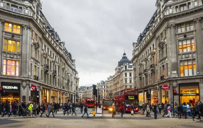 Best streets and districts to go shopping in London 